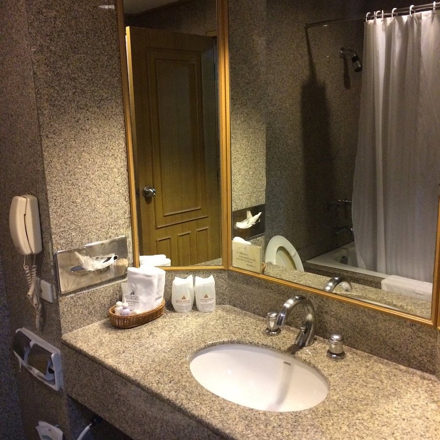 Giant City Lodge — Bathroom