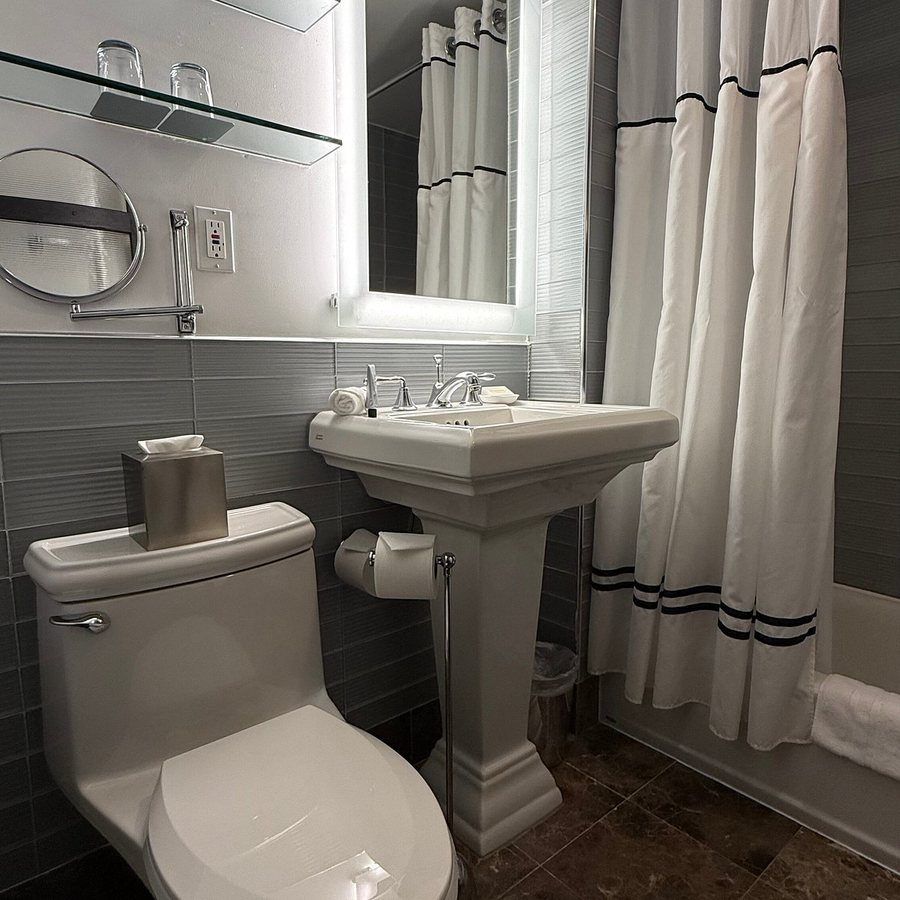 Gild Hall A Thompson Hotel by Hyatt New York City New York — Bathroom
