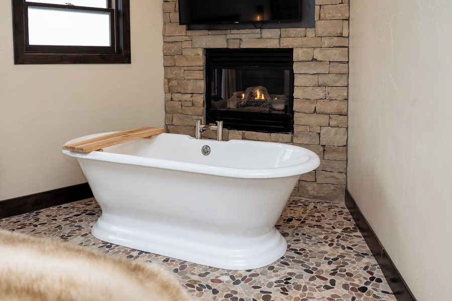 Gilded Pine Meadows Bed and Breakfast — Bathroom