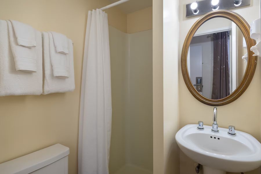 Gilmore Hotel Trademark Collection by Wyndham — Bathroom