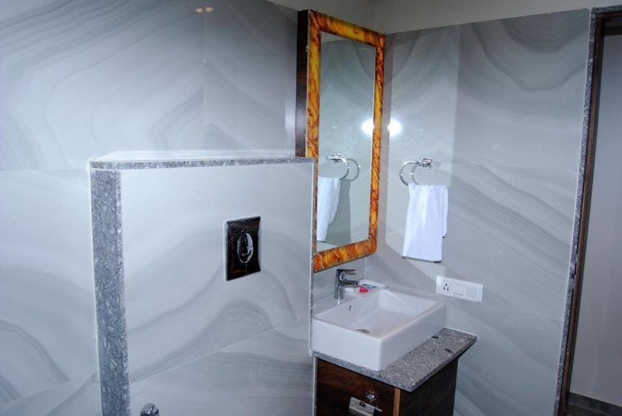 Ginger Diu Jalandhar Beach — Bathroom