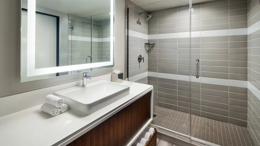 Ginosi C Allen Suites Los Angeles California — Bathroom