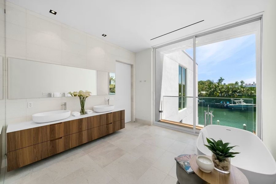 Girasole Design Suites Miami Beach Florida — Bathroom