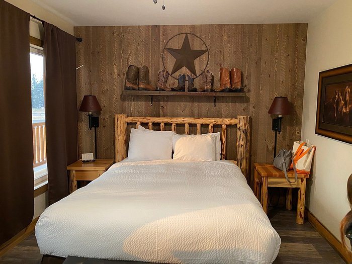 Glacier Basecamp Lodge Campground — Guest room