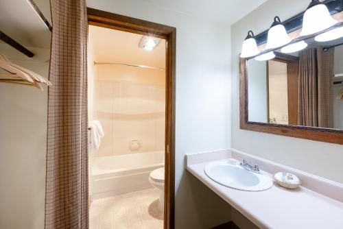 Glacier Bay s Bear Track Inn — Bathroom