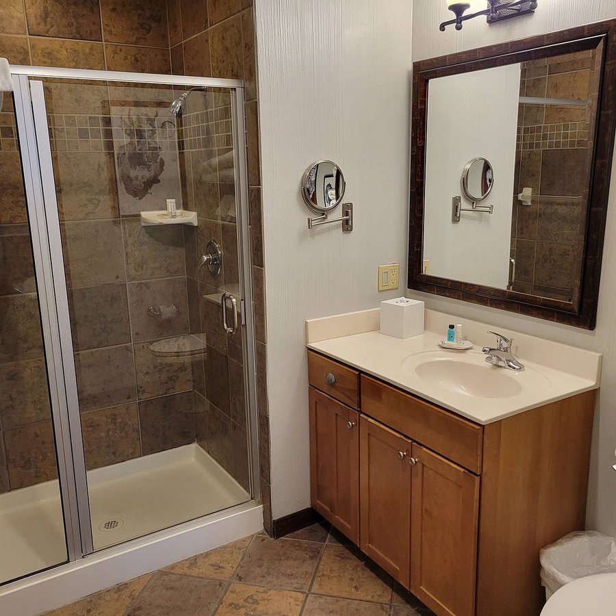Glacier Canyon Lodge — Bathroom