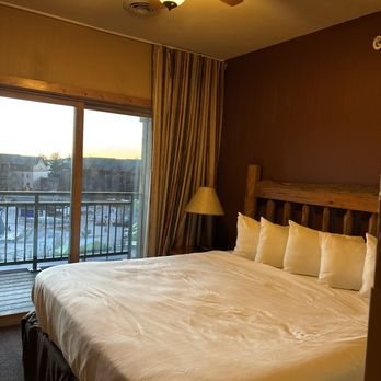 Glacier Canyon Lodge — Guest room