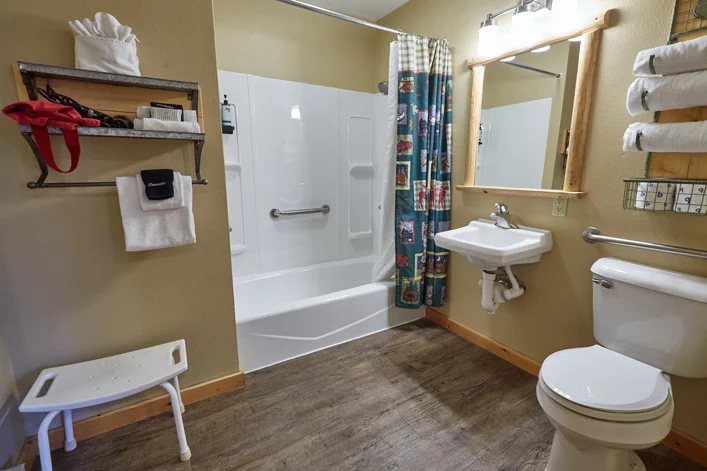 Glacier Guides Lodge — Bathroom