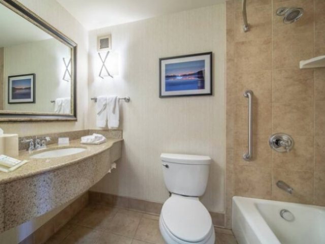 Glacier International Lodge — Bathroom