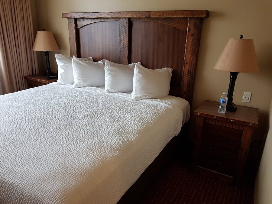Glacier International Lodge — Guest room