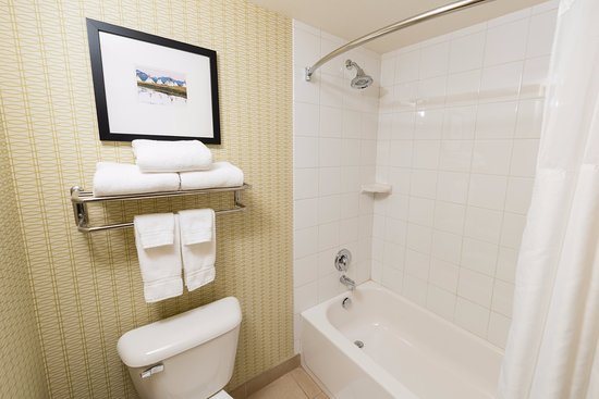 Glacier Peaks Hotel Casino — Bathroom