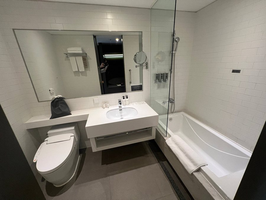 GLAD Mapo Seoul — Bathroom