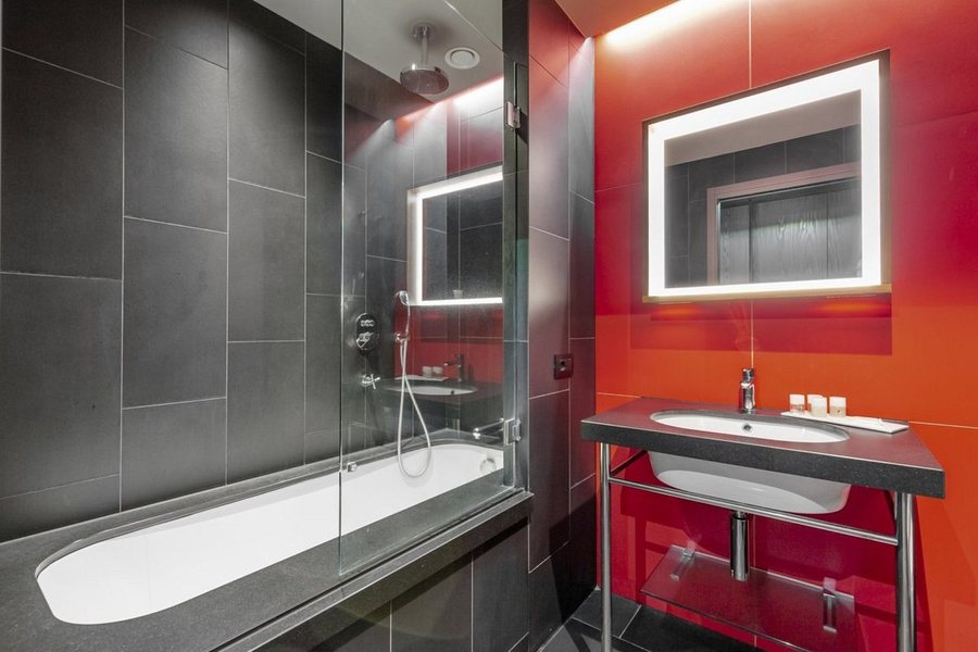 Glam Hotel — Bathroom