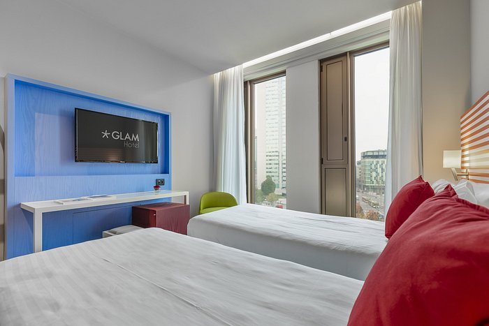 Glam Hotel — Guest room