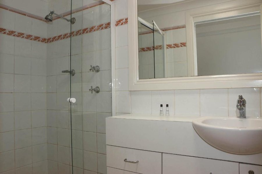 Glasgow Arms Hotel — Bathroom