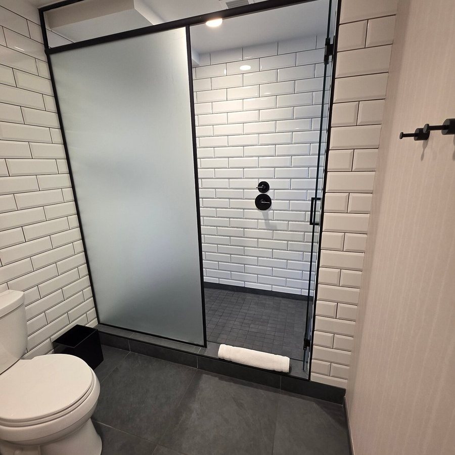 Glass Light Hotel Gallery Autograph Collection — Bathroom