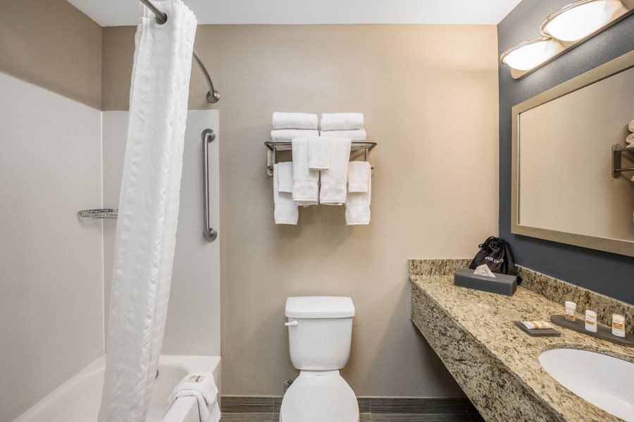 Glendive Lodge — Bathroom