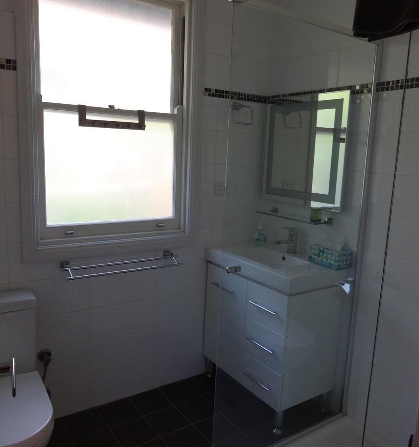 Glenlynn Cottages — Bathroom