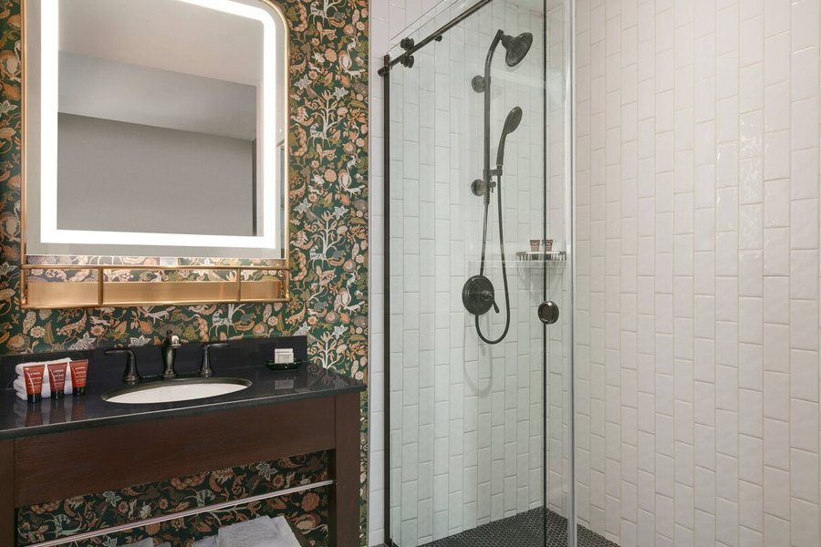 Glenn Hotel Autograph Collection — Bathroom