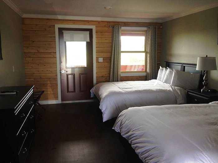 Glenora Inn Distillery — Guest room