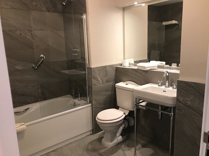 Glenroyal Hotel — Bathroom