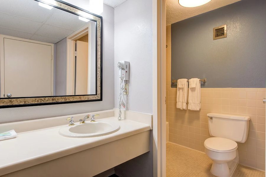Glenstone Lodge — Bathroom