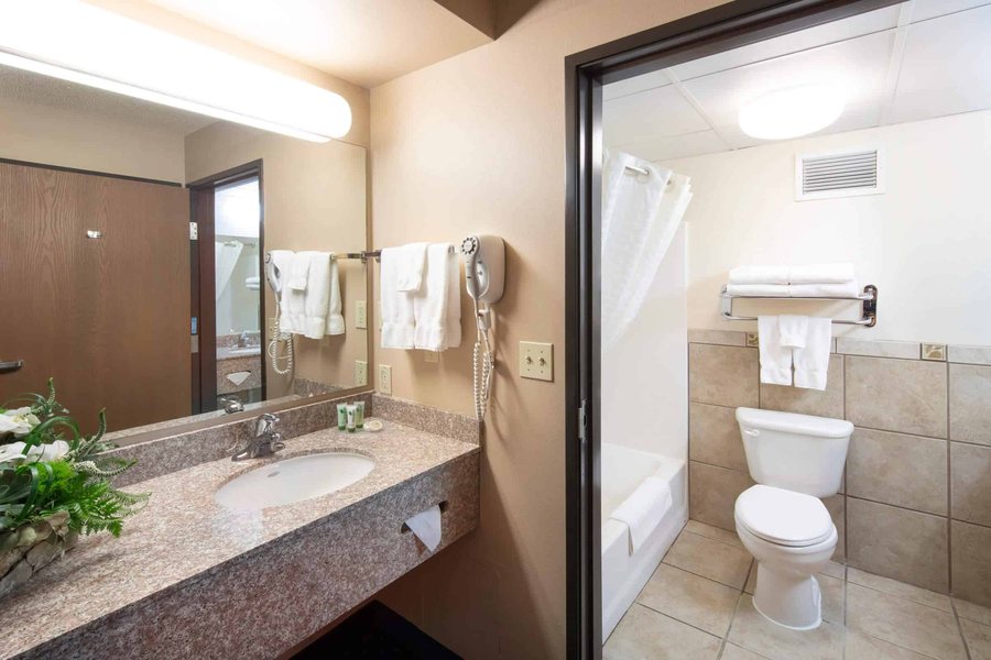 Glenwood Canyon Resort — Bathroom