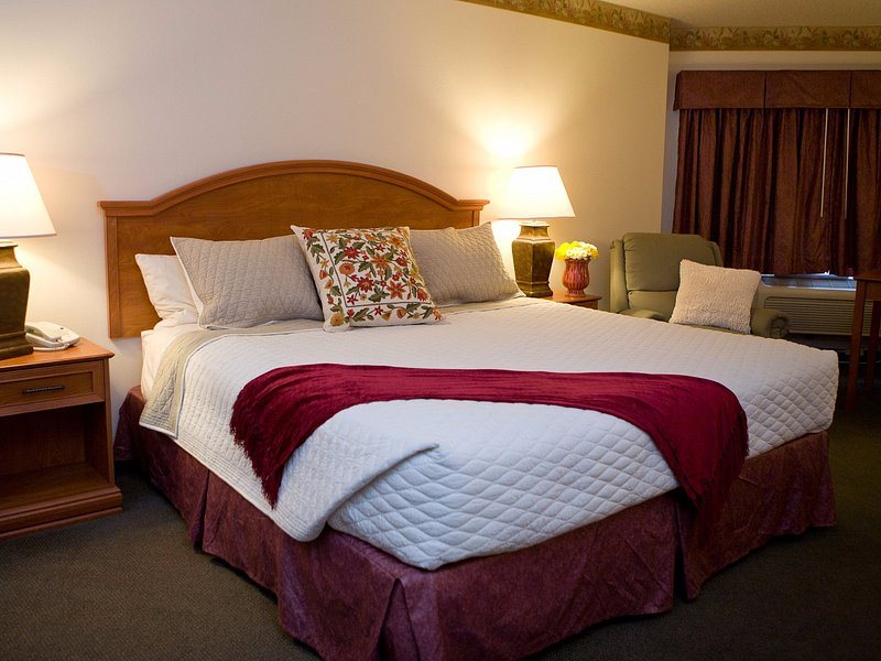 Glenwood Springs Inn — Guest room