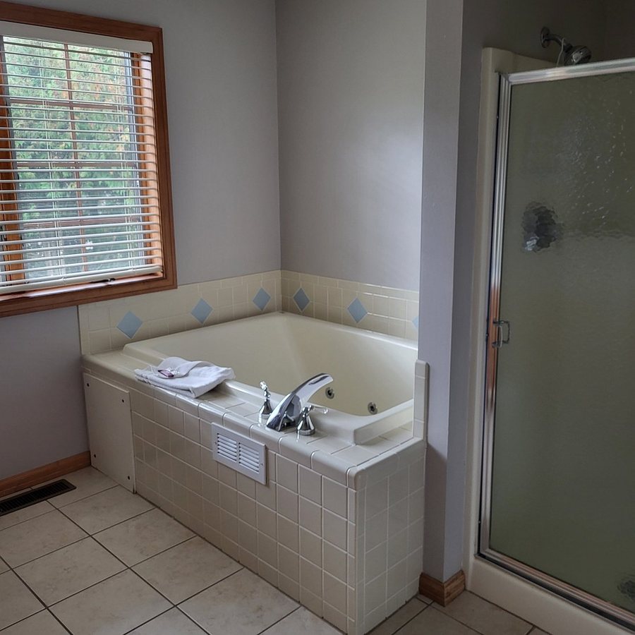 Glidden Lodge Beach Resort — Bathroom