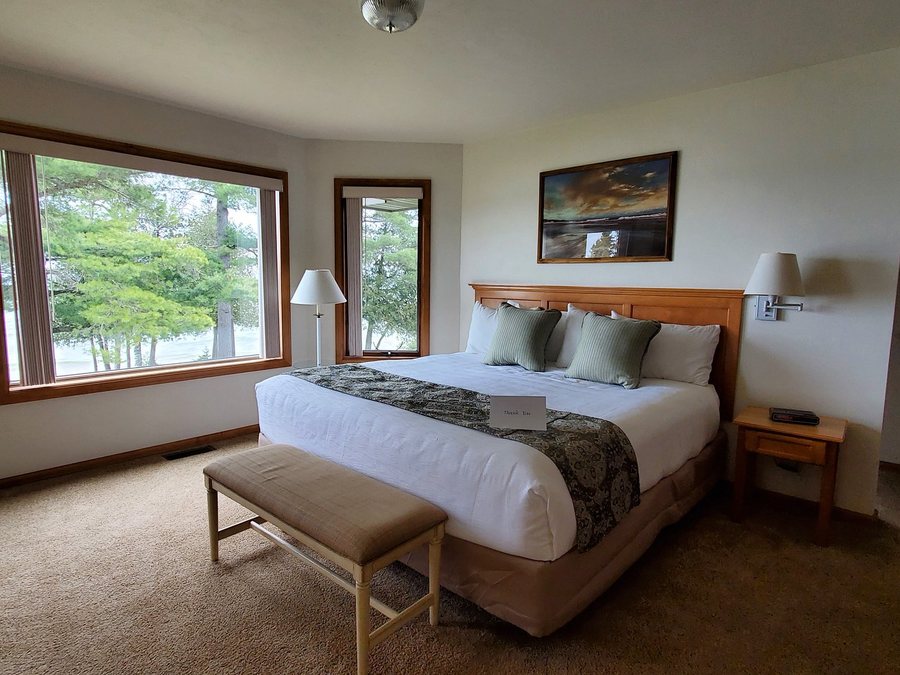 Glidden Lodge Beach Resort — Guest room