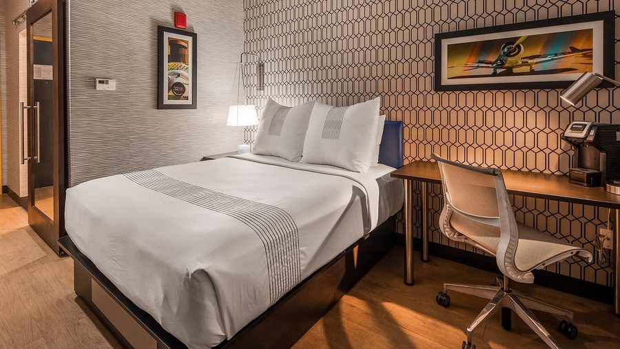 GLo Best Western Brooklyn Nyc — Guest room