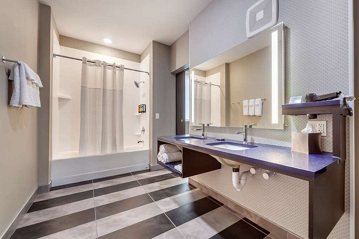 GLo Best Western Dawley Farms In Sioux Falls — Bathroom
