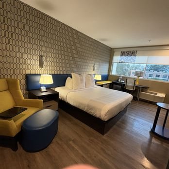 GLo Best Western Pooler Savannah Airport Hotel — Guest room