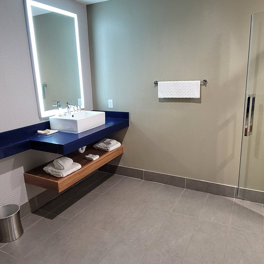 GLo Best Western Tulsa Catoosa East Route 66 — Bathroom