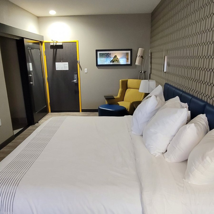 GLo Best Western Tulsa Catoosa East Route 66 — Guest room