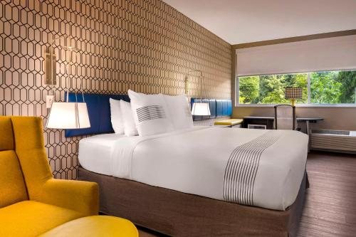 GLo Hotel Asheville Blue Ridge Parkway — Guest room
