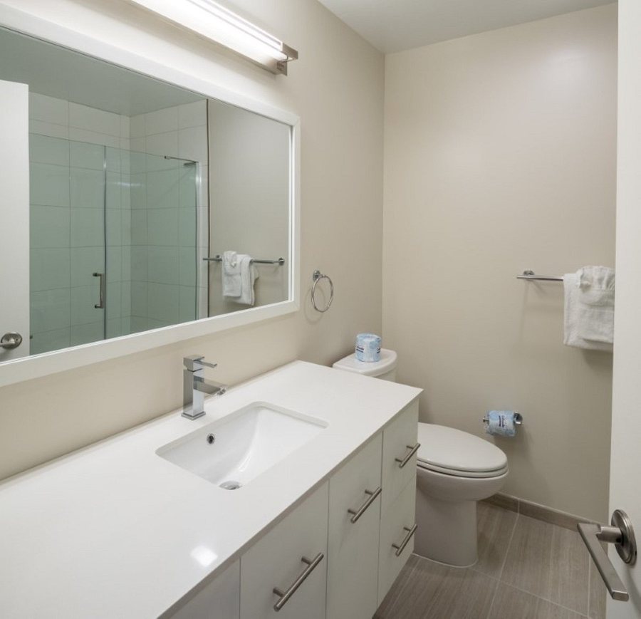 Global Luxury Suites at The White House — Bathroom