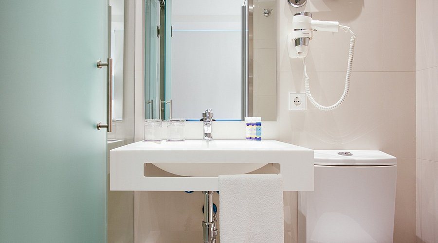Globales Acis Galatea — Bathroom