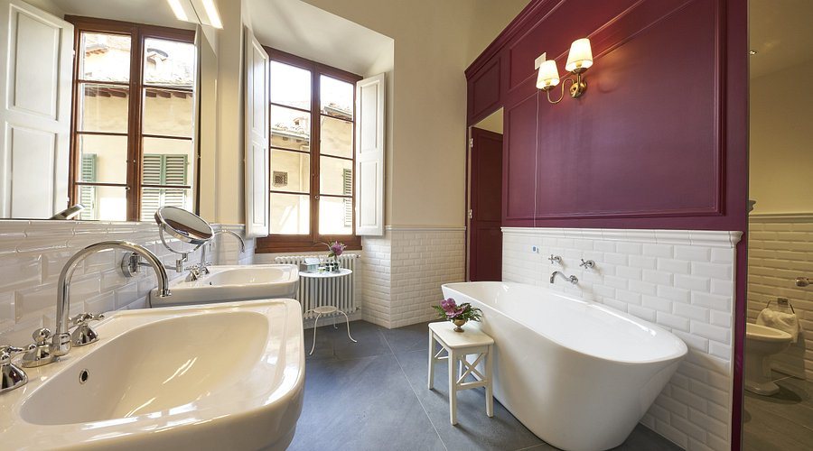 Globus Urban Hotel — Bathroom