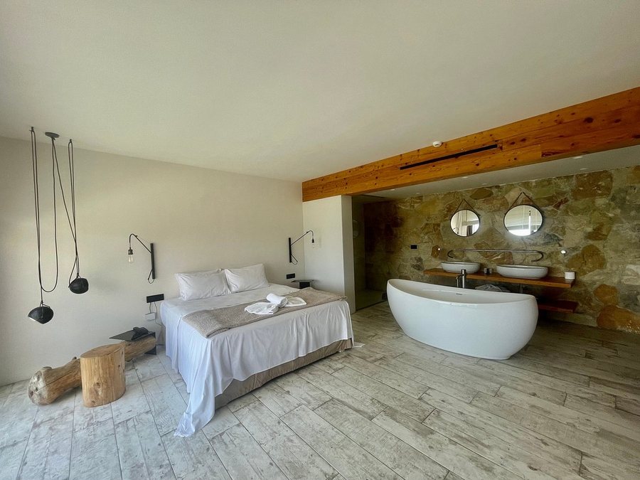 Gloria Maris Hotel Suites Villas — Bathroom