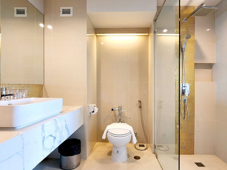 Glur Central Pratunam — Bathroom