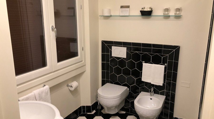 Gogo Petit Hotel — Bathroom