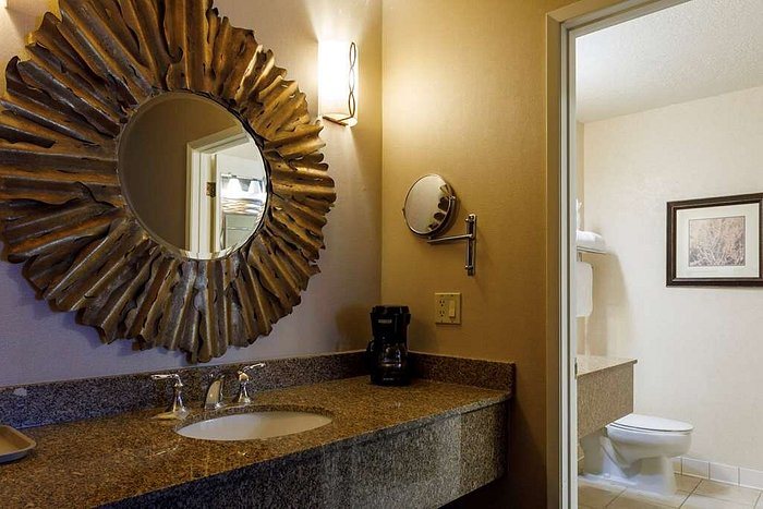 Gold Country Casino Resort — Bathroom