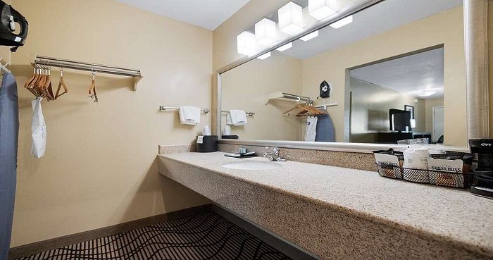 Gold Country Inn — Bathroom