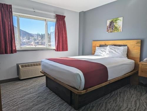 Gold Country Inn — Guest room