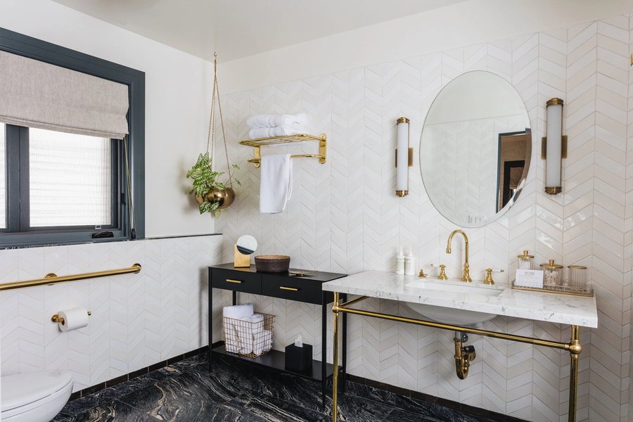 Gold Diggers Los Angeles California — Bathroom