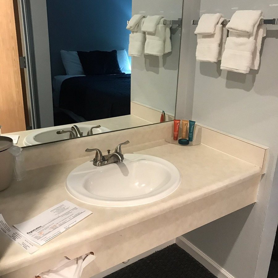 Gold King Mountain Inn — Bathroom