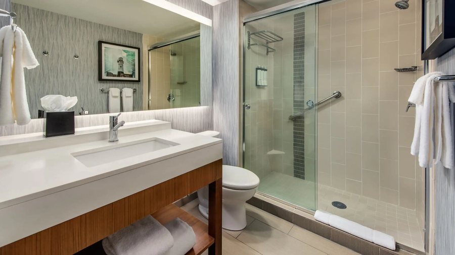Gold Leaf Hotel — Bathroom