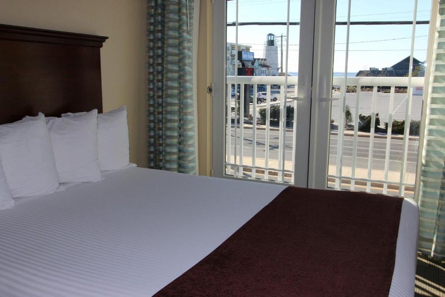 Gold Leaf Hotel — Guest room