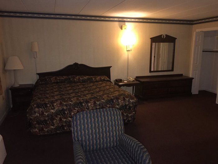 Gold Star Inn Suites — Guest room